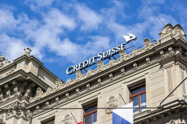 Crise du Credit Suisse : une conséquence de la mauvaise gestion et du filz PLR. Les Suisses et les Suissesses doivent répondre de ces erreurs avec des milliards de francs de biens publics.